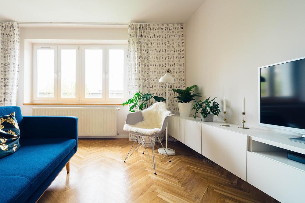 Salon lumineux avec canapé et mobilier contemporain